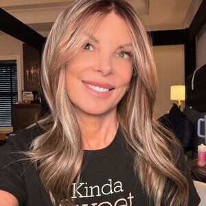 NWT Chelsea Smith Cosmetics Rubie - Light Brown with Highlights - 19"